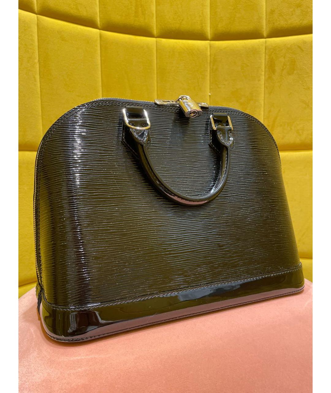 LOUIS VUITTON Черная сумка с короткими ручками из лакированной кожи, фото 2
