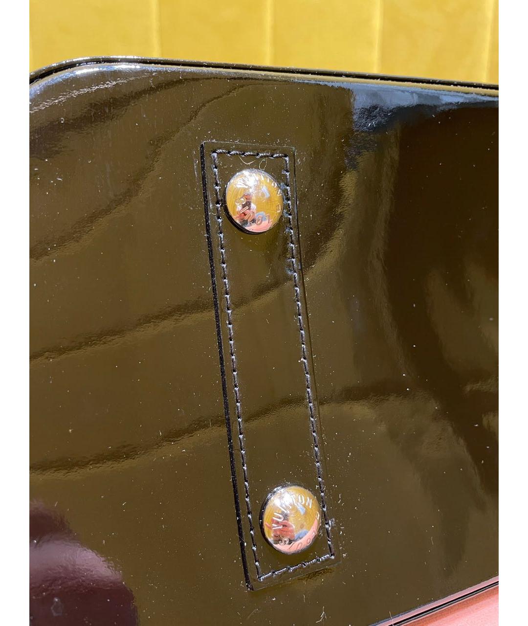 LOUIS VUITTON Черная сумка с короткими ручками из лакированной кожи, фото 7