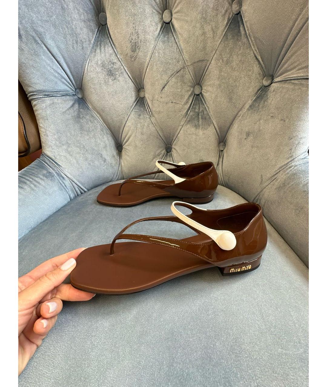 MIU MIU Коричневые сандалии из лакированной кожи, фото 2