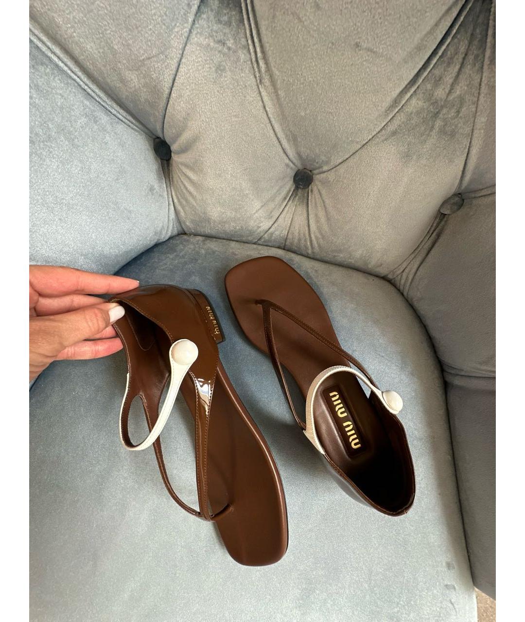 MIU MIU Коричневые сандалии из лакированной кожи, фото 4