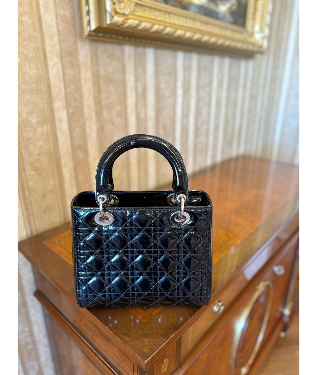 CHRISTIAN DIOR Черная сумка с короткими ручками из лакированной кожи, фото 7