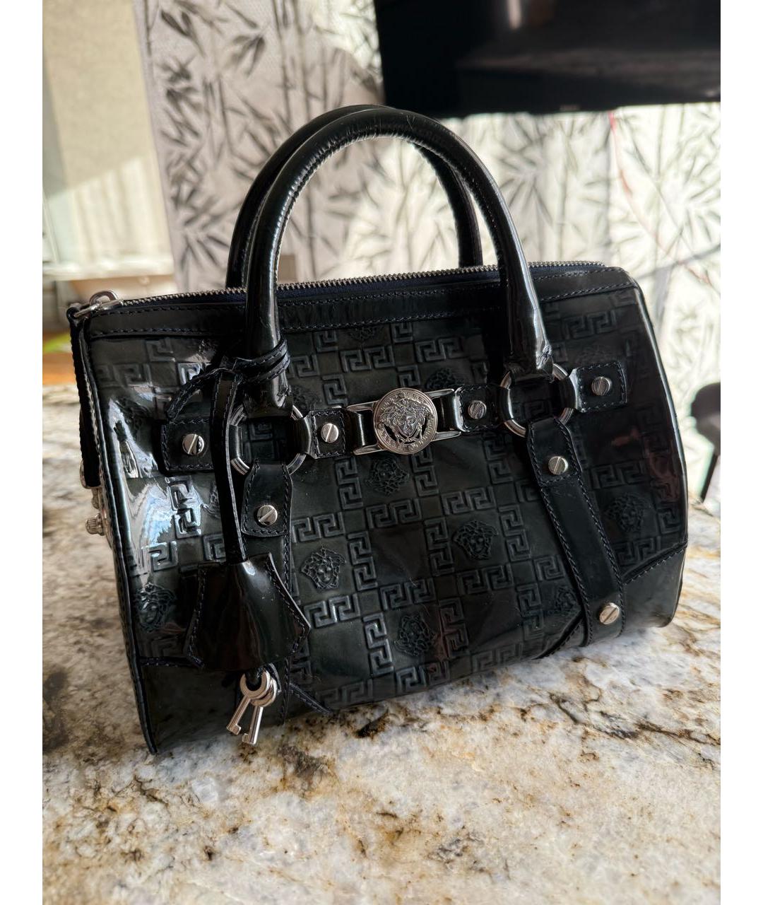 VERSACE Темно-синяя сумка с короткими ручками из лакированной кожи, фото 8