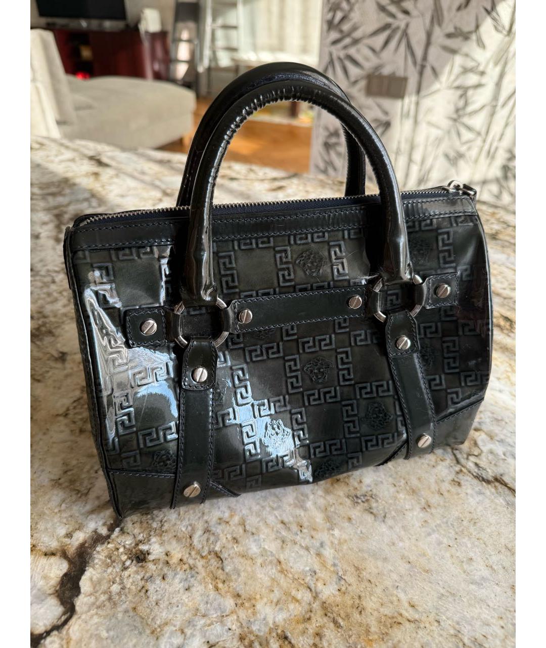 VERSACE Темно-синяя сумка с короткими ручками из лакированной кожи, фото 7