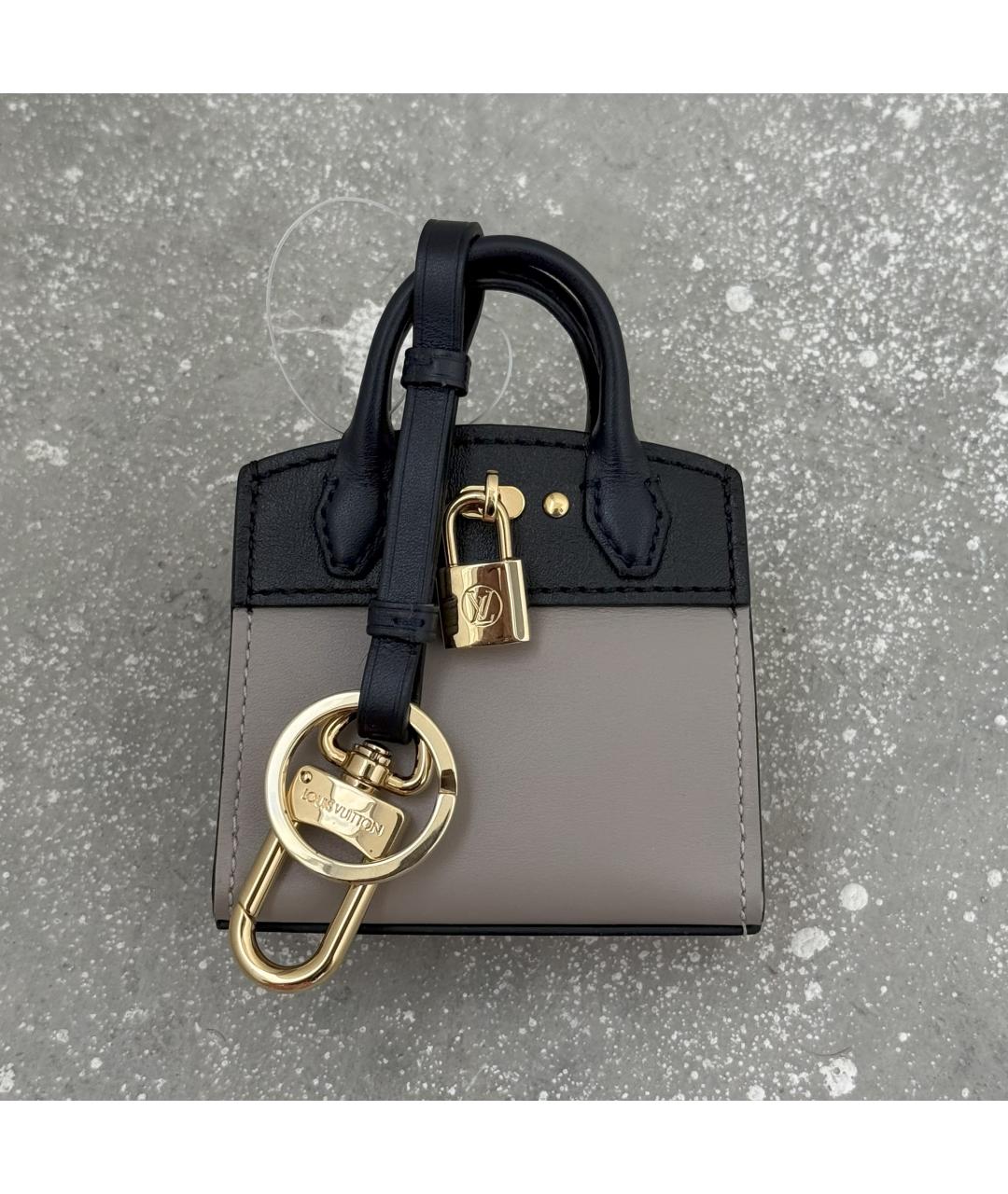 LOUIS VUITTON Серый брелок, фото 9