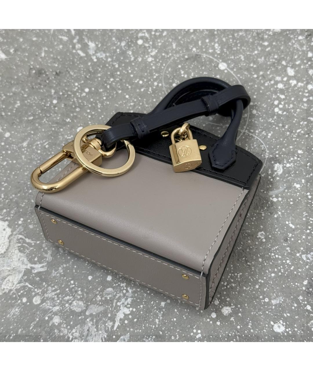LOUIS VUITTON Серый брелок, фото 6