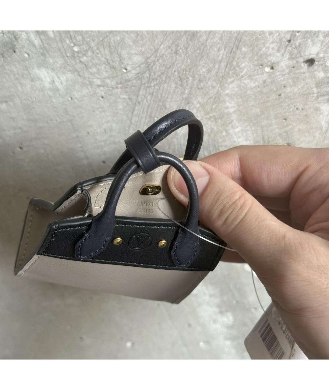 LOUIS VUITTON Серый брелок, фото 3