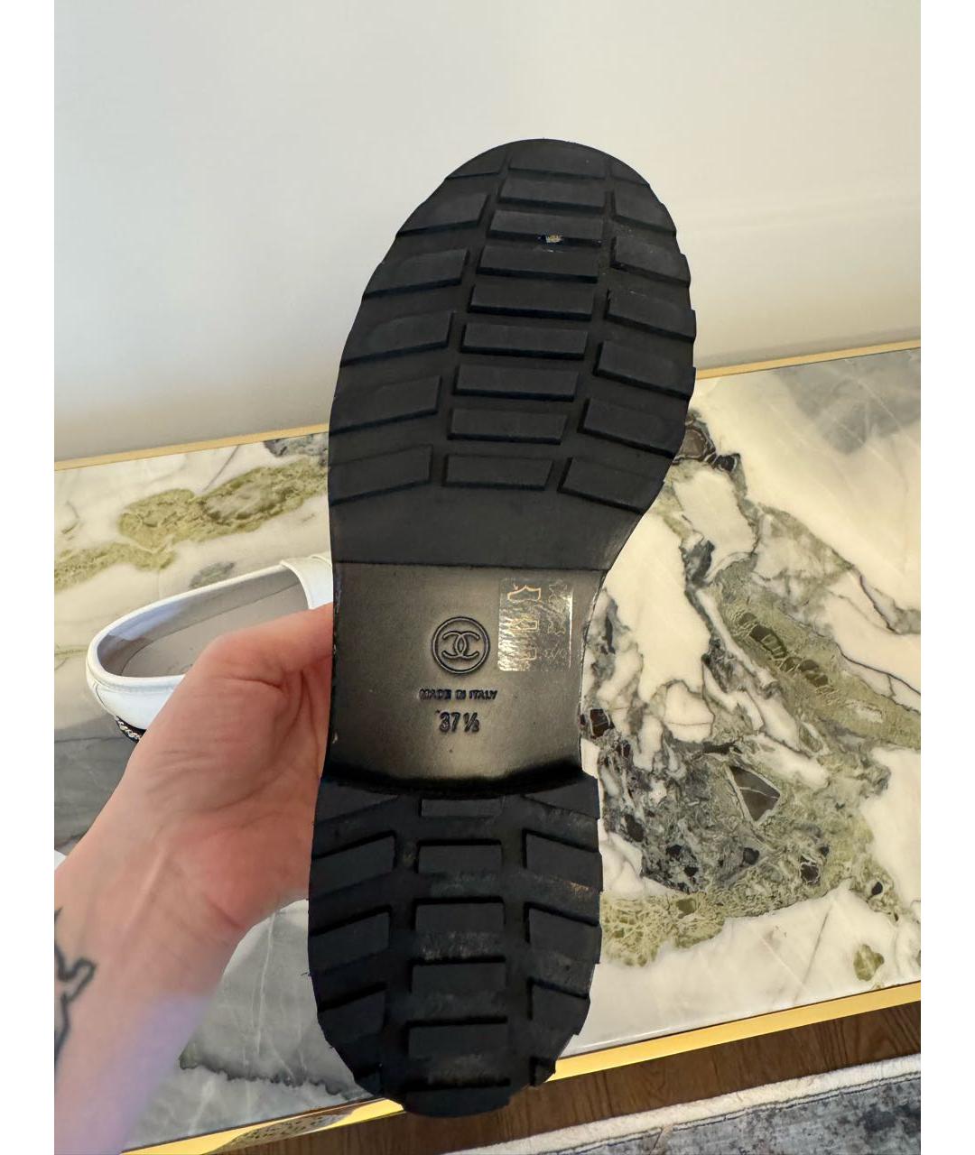 CHANEL Белые брогги и оксфорды из лакированной кожи, фото 3