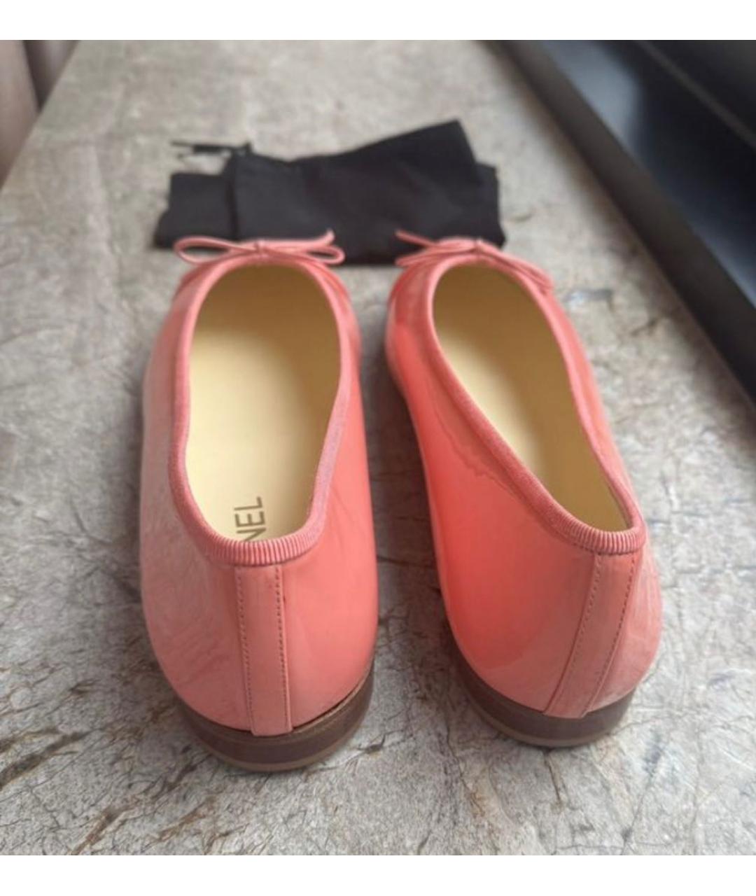 CHANEL Коралловые балетки из лакированной кожи, фото 3