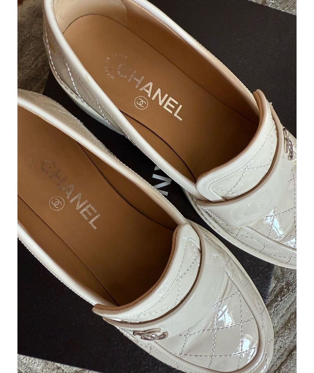 CHANEL Бежевые лоферы из лакированной кожи, фото 3