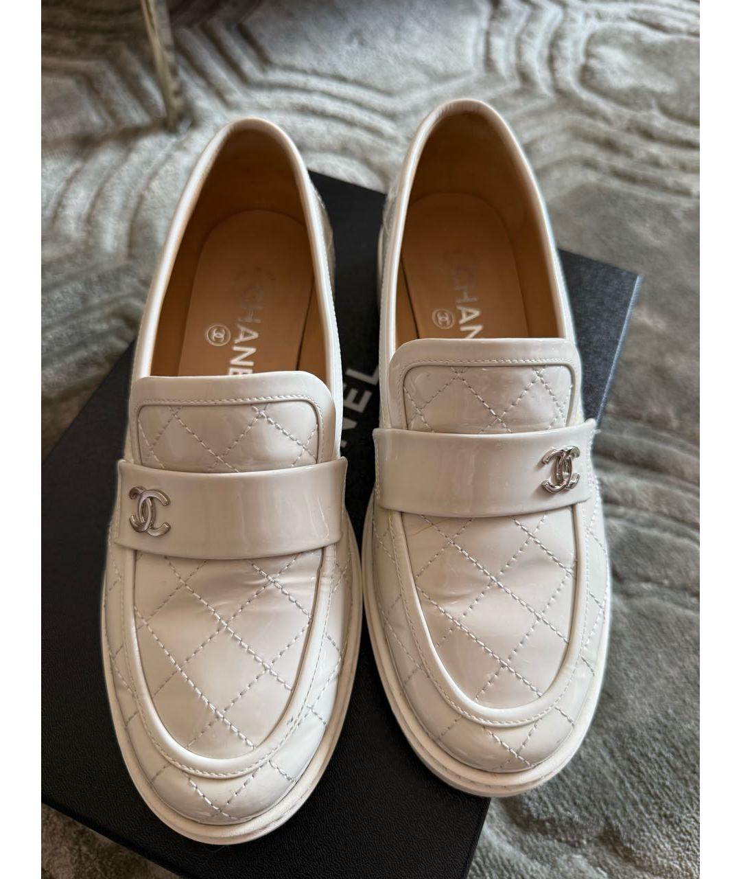 CHANEL Бежевые лоферы из лакированной кожи, фото 2