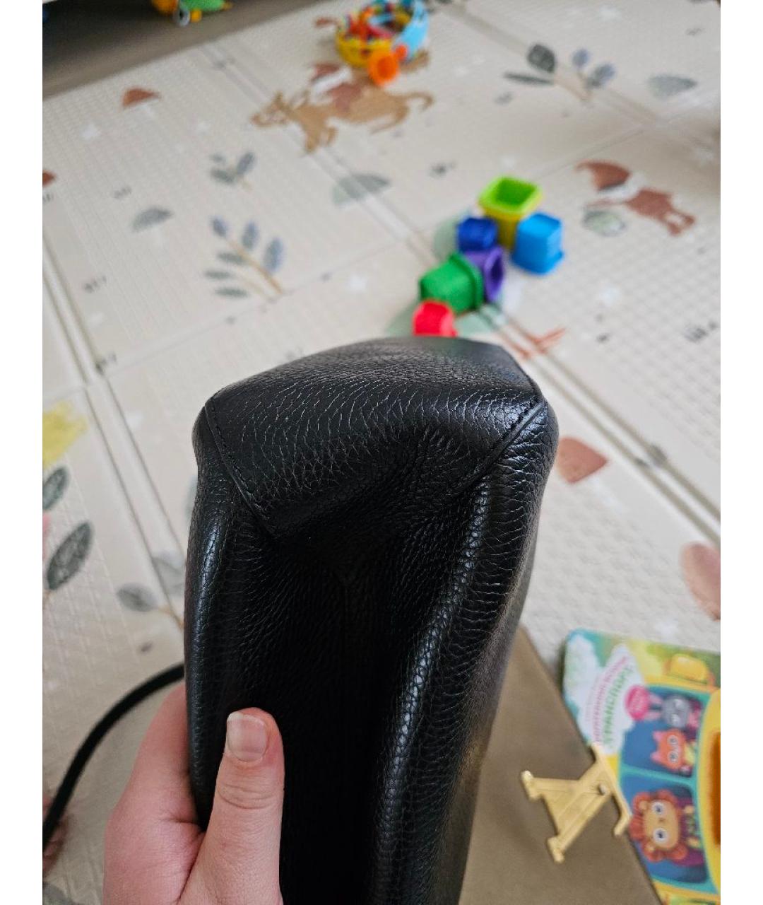 LOUIS VUITTON Черная кожаная сумка с короткими ручками, фото 5