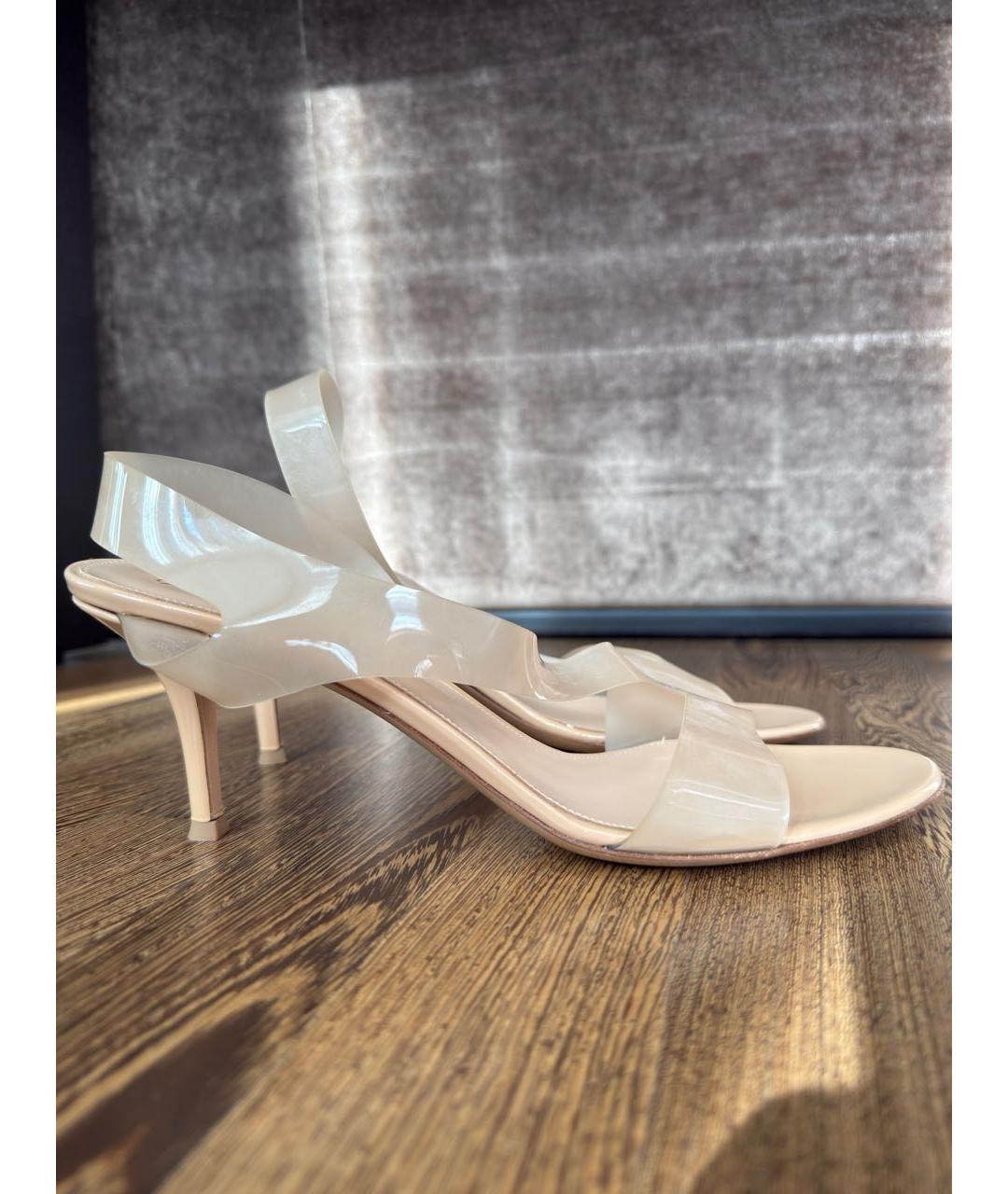 GIANVITO ROSSI Бежевые резиновые босоножки, фото 8
