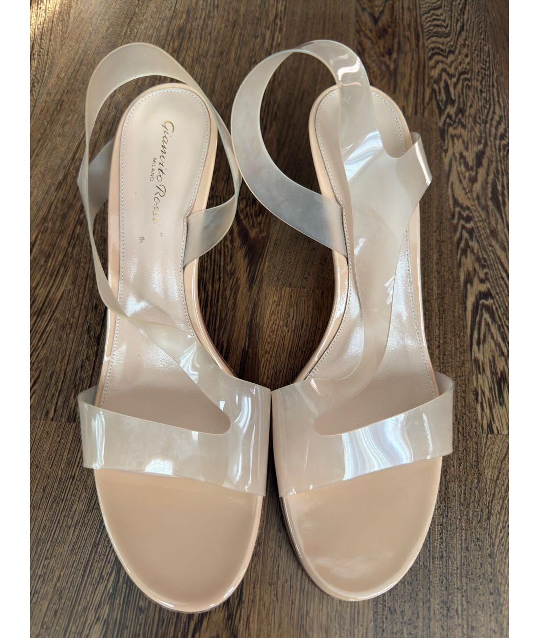 GIANVITO ROSSI Бежевые резиновые босоножки, фото 2