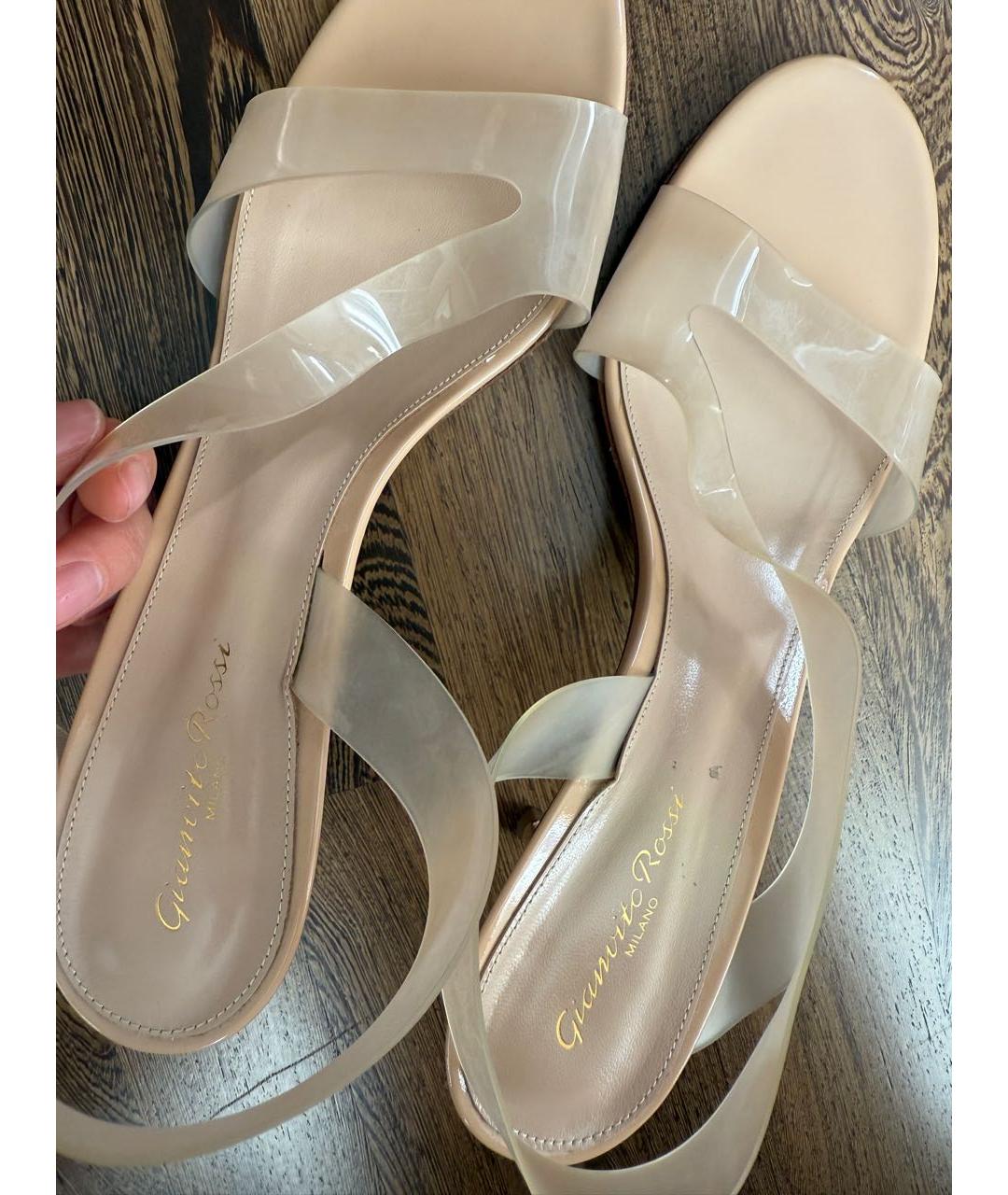 GIANVITO ROSSI Бежевые резиновые босоножки, фото 5