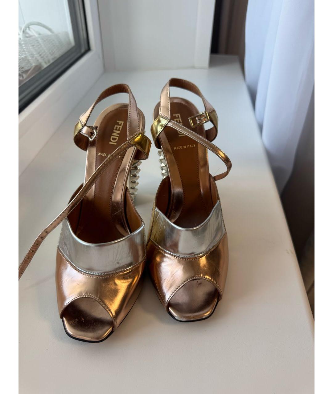 FENDI Золотые кожаные босоножки, фото 2