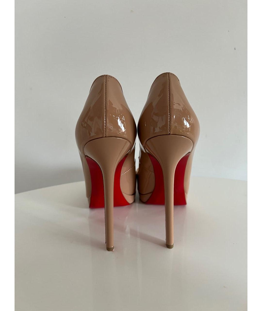 CHRISTIAN LOUBOUTIN Бежевые туфли из лакированной кожи, фото 4