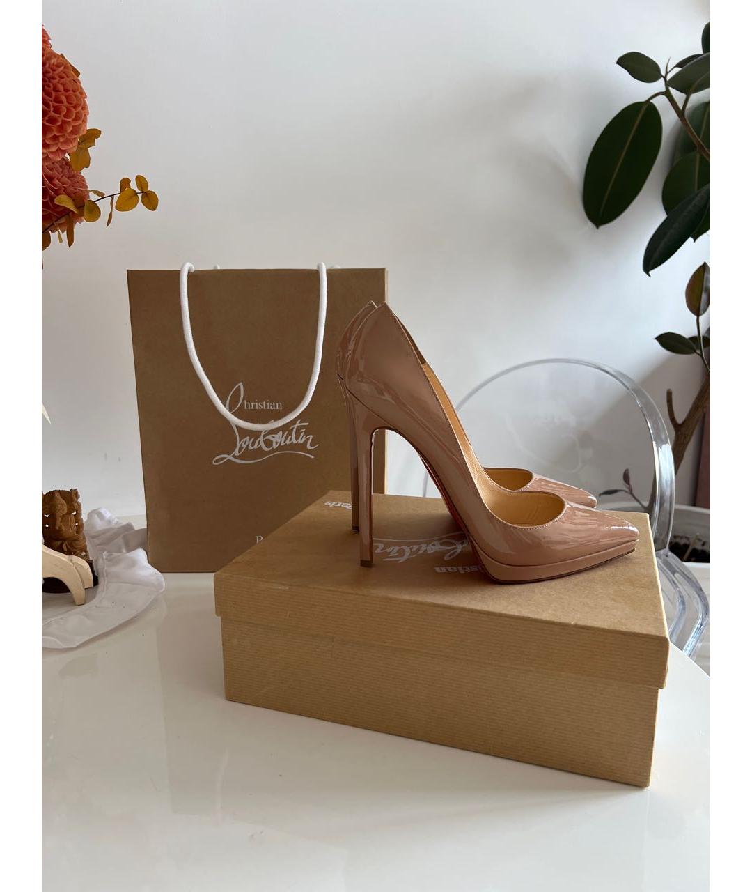CHRISTIAN LOUBOUTIN Бежевые туфли из лакированной кожи, фото 5