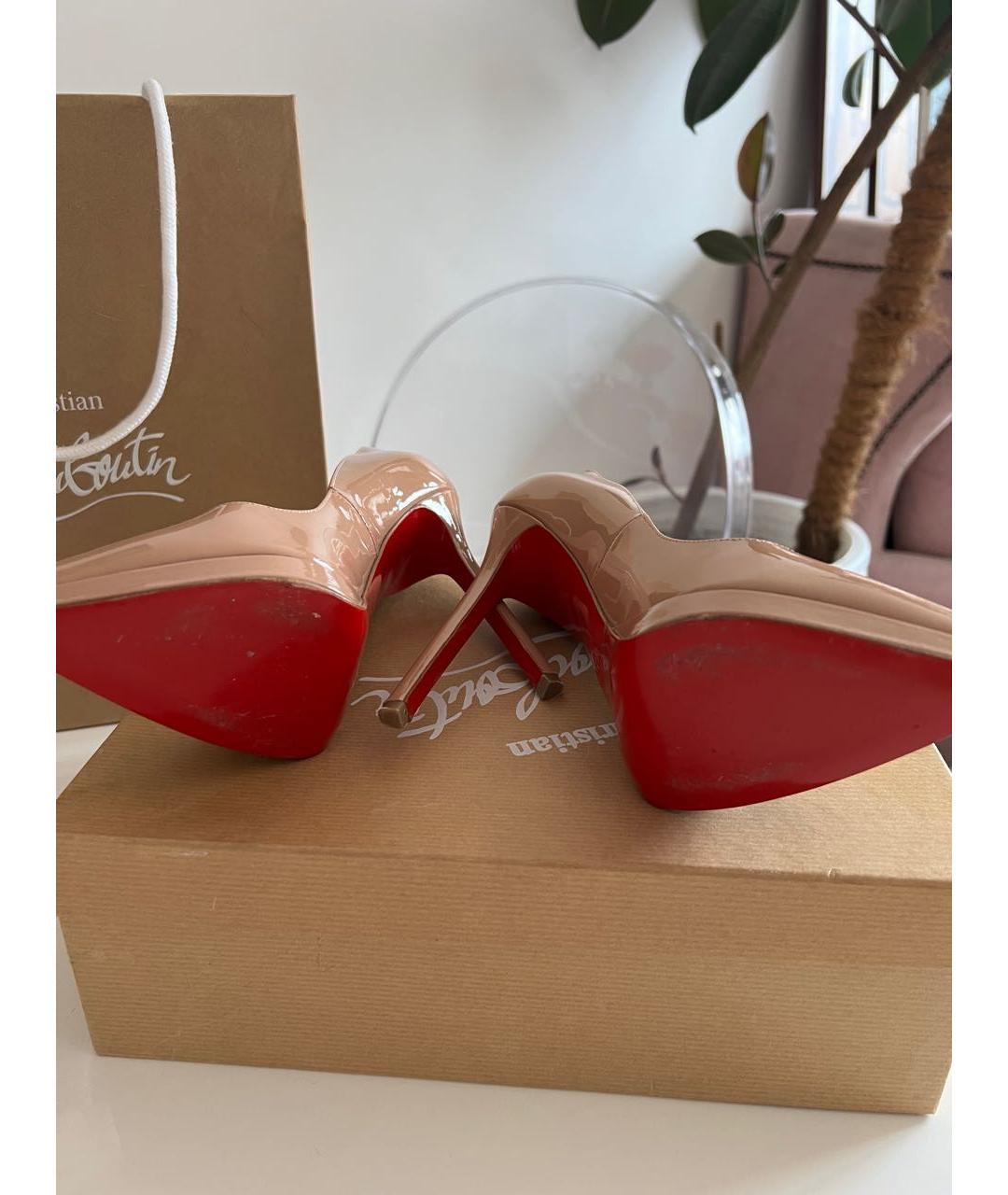 CHRISTIAN LOUBOUTIN Бежевые туфли из лакированной кожи, фото 7
