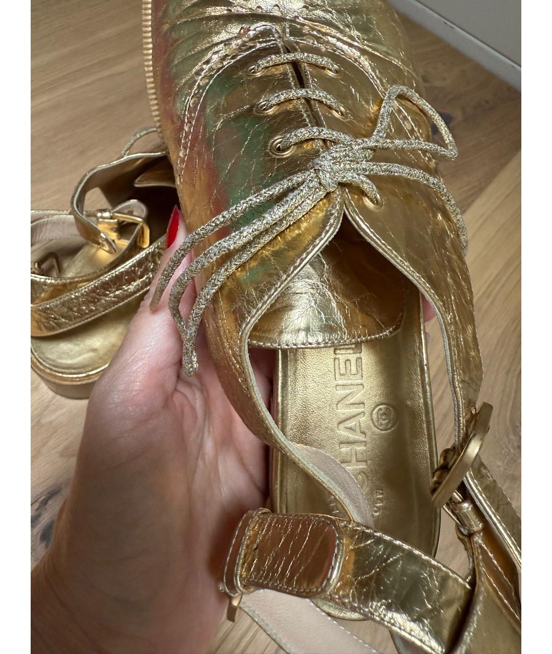 CHANEL Золотые кожаные босоножки, фото 4