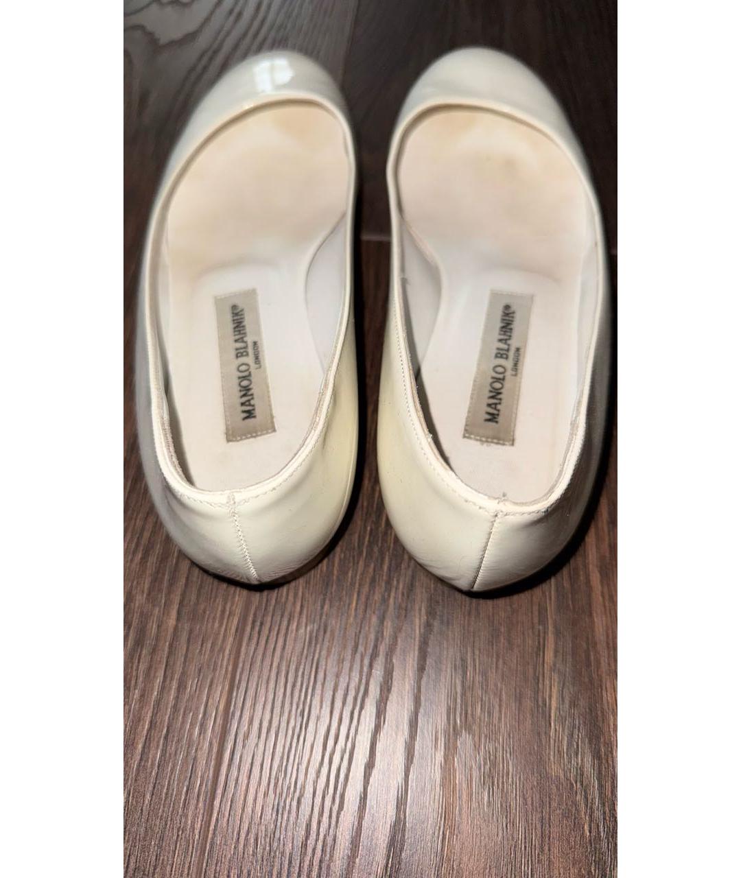 MANOLO BLAHNIK Белые балетки из лакированной кожи, фото 3