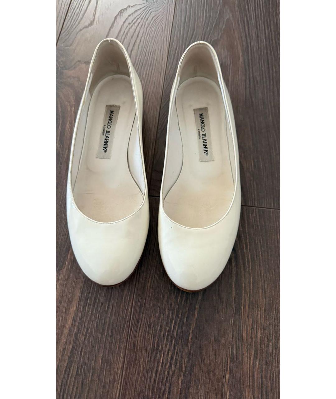 MANOLO BLAHNIK Белые балетки из лакированной кожи, фото 4