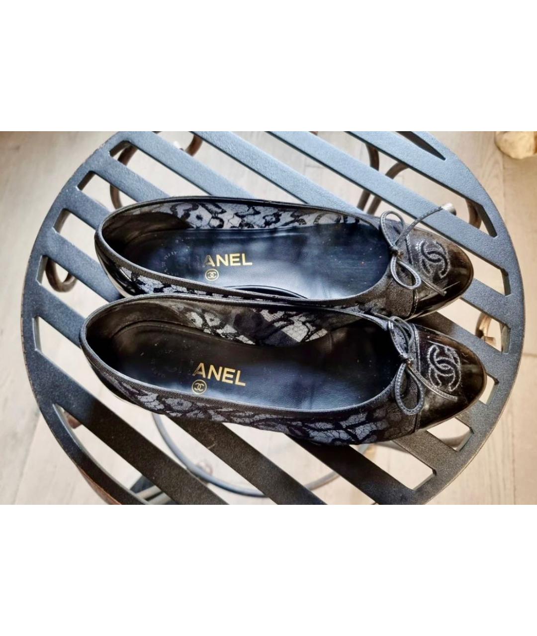 CHANEL Черные балетки из лакированной кожи, фото 2
