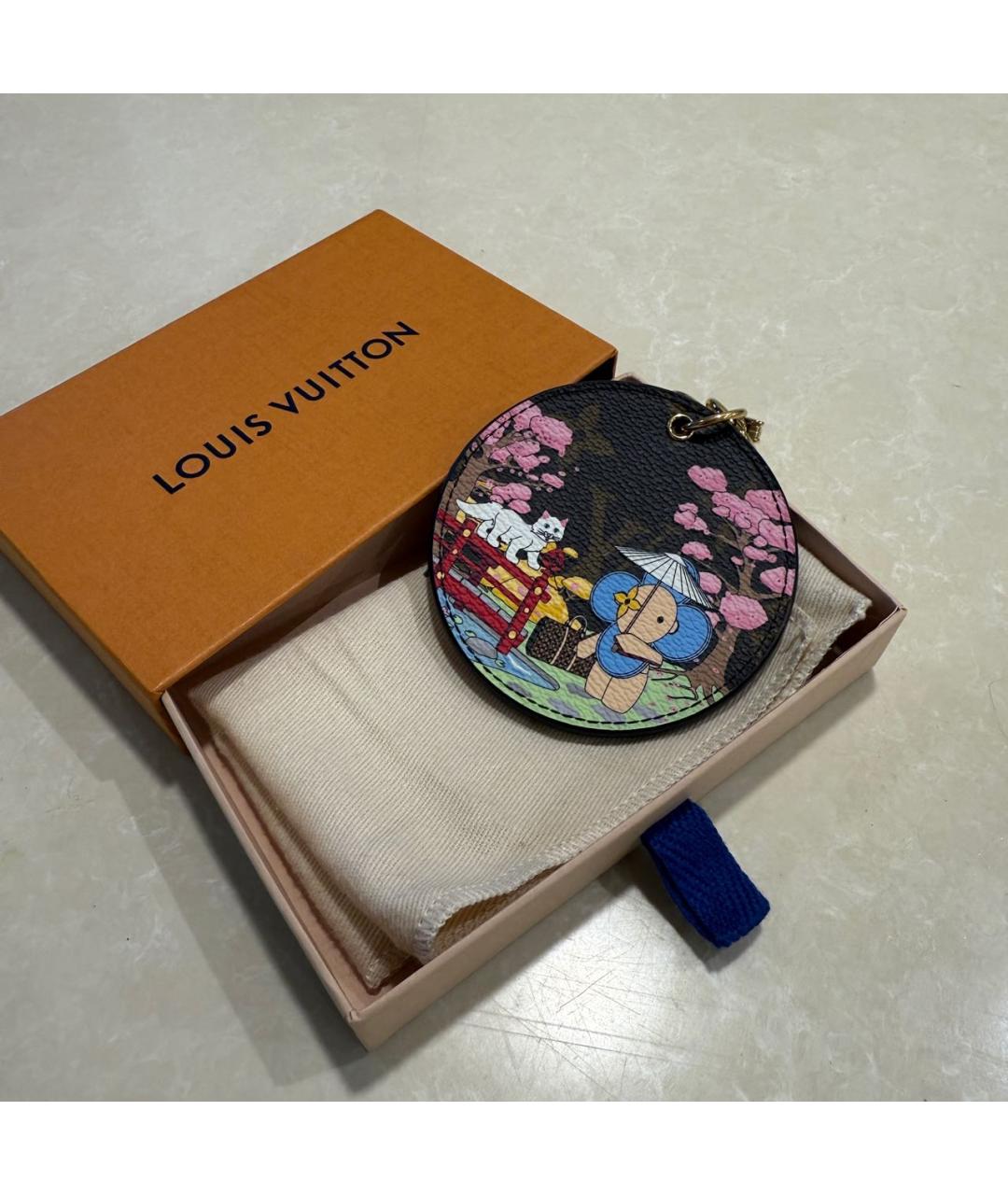LOUIS VUITTON Коричневый брелок, фото 6