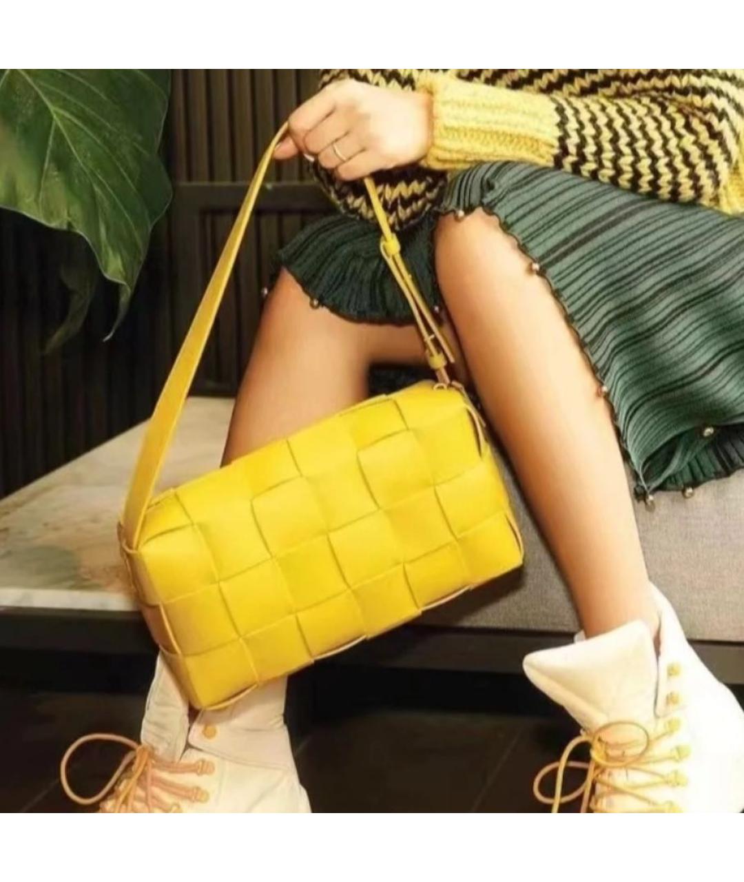 BOTTEGA VENETA Желтая кожаная сумка с короткими ручками, фото 3