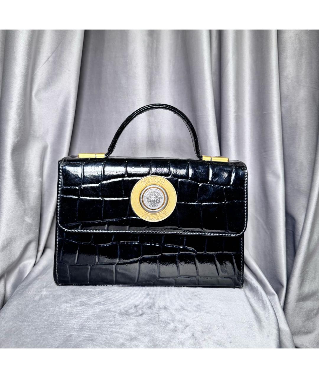 VERSACE Черная сумка с короткими ручками из лакированной кожи, фото 9