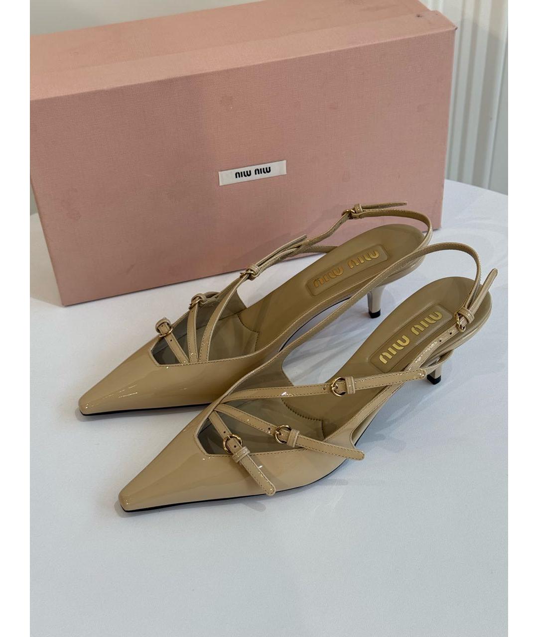 MIU MIU Бежевые лодочки на низком каблуке из лакированной кожи, фото 6