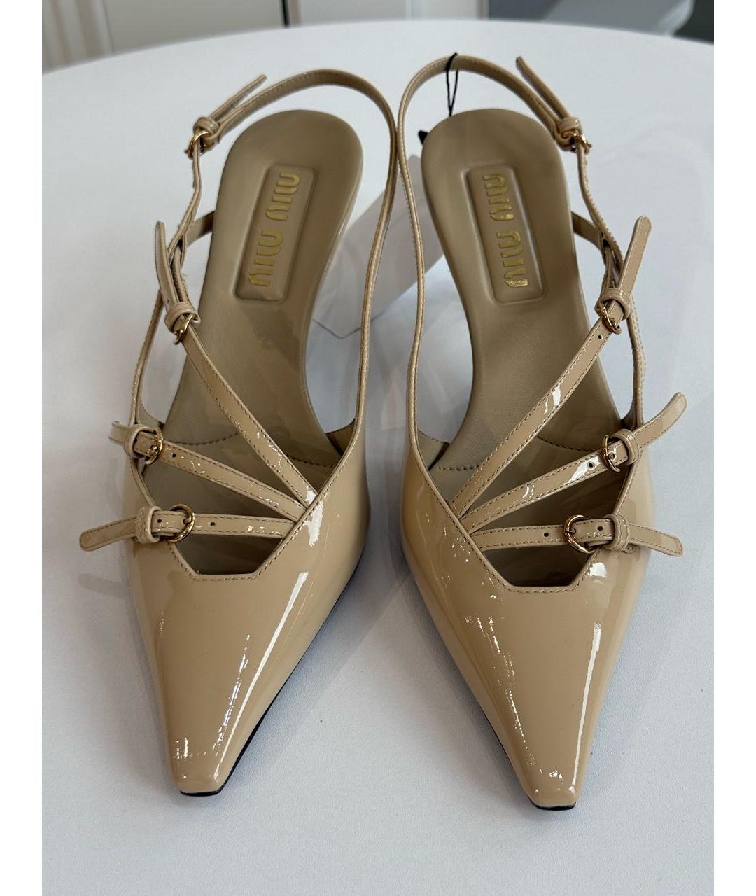 MIU MIU Бежевые лодочки на низком каблуке из лакированной кожи, фото 2