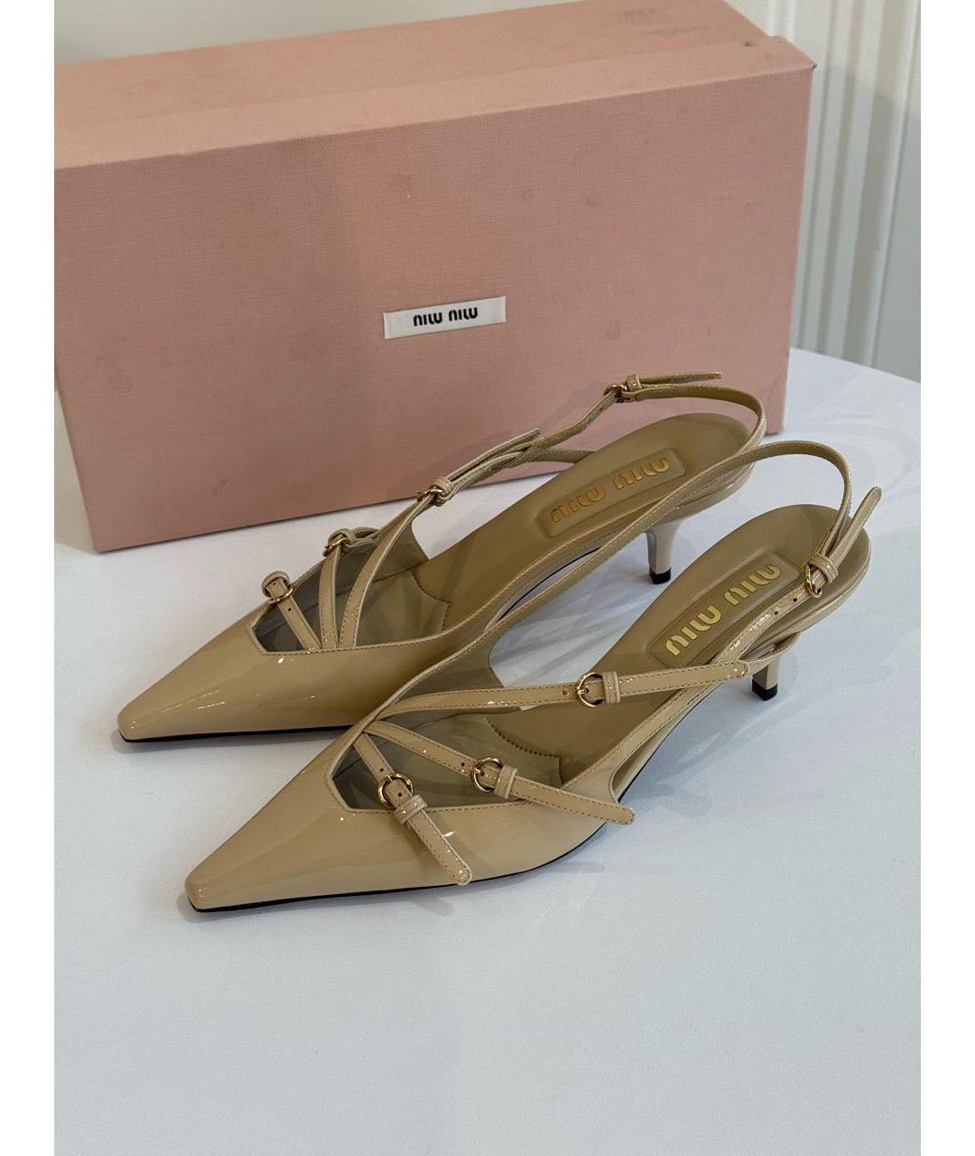 MIU MIU Бежевые лодочки на низком каблуке из лакированной кожи, фото 7