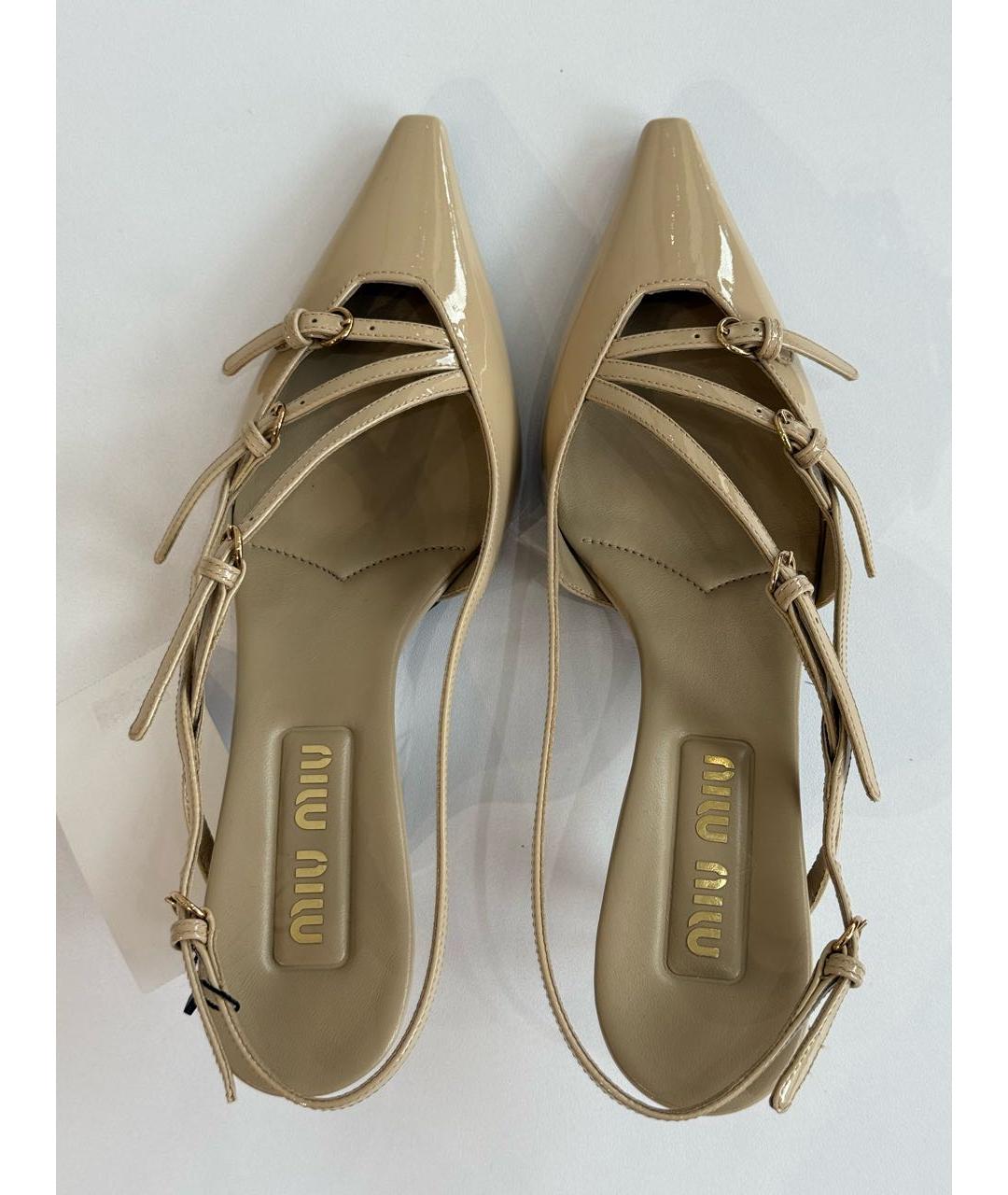 MIU MIU Бежевые лодочки на низком каблуке из лакированной кожи, фото 3