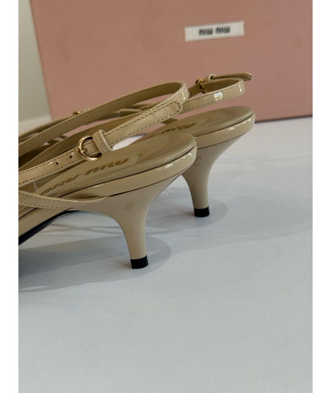 MIU MIU Бежевые лодочки на низком каблуке из лакированной кожи, фото 4