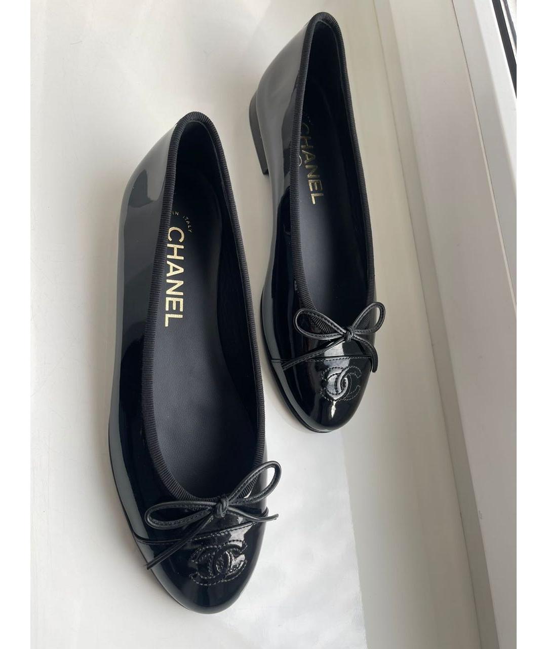 CHANEL Черные балетки из лакированной кожи, фото 9