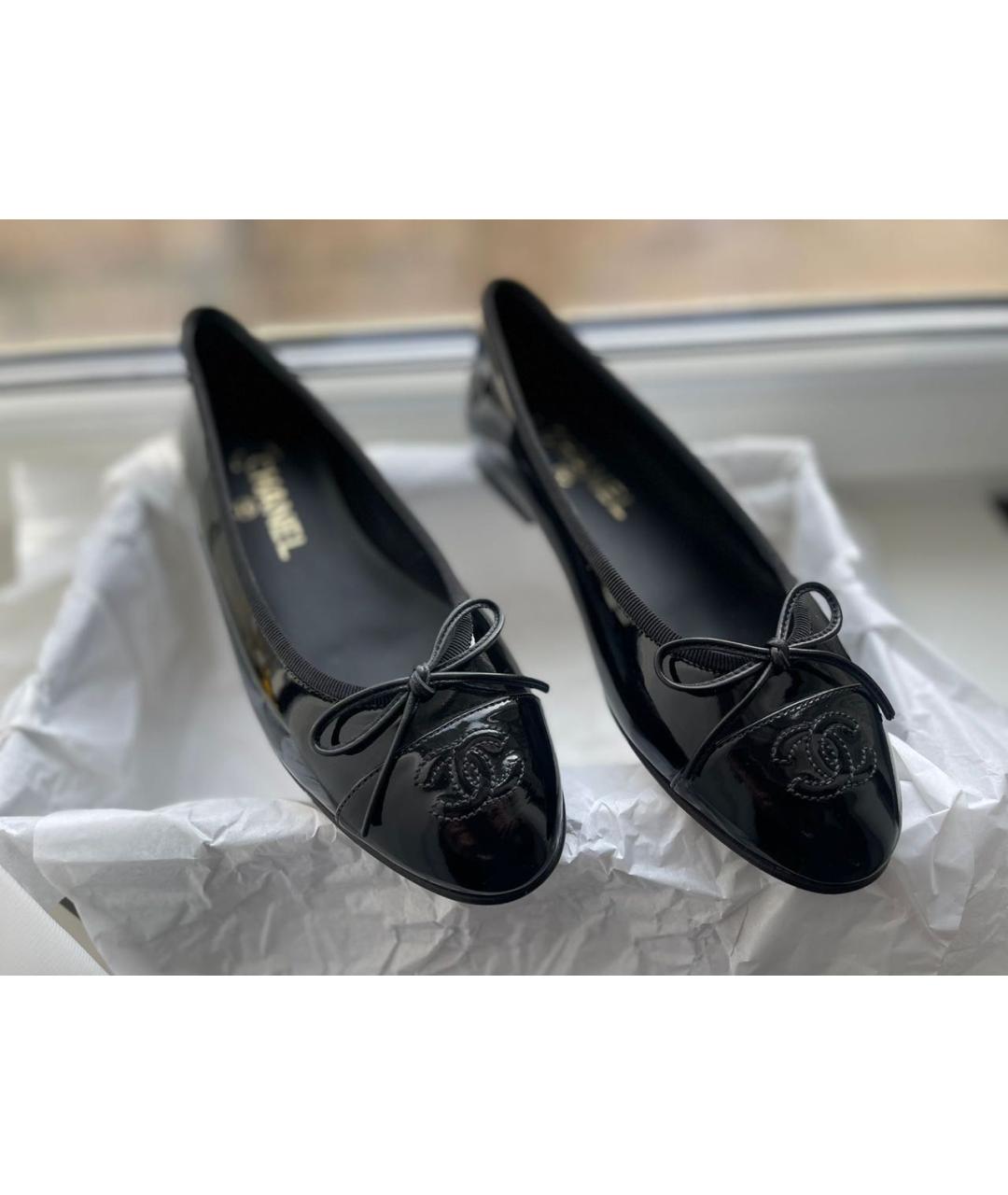 CHANEL Черные балетки из лакированной кожи, фото 3