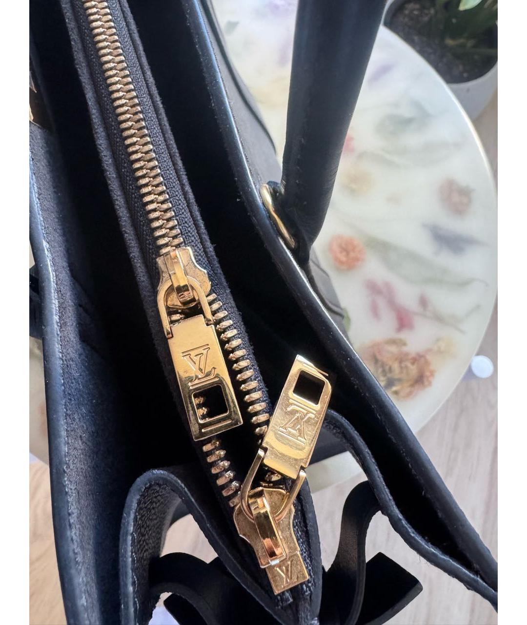LOUIS VUITTON Черная кожаная сумка с короткими ручками, фото 4