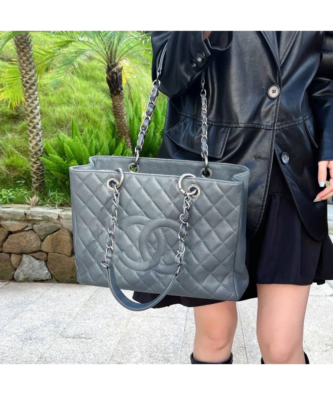 CHANEL Антрацитовая кожаная сумка тоут, фото 2