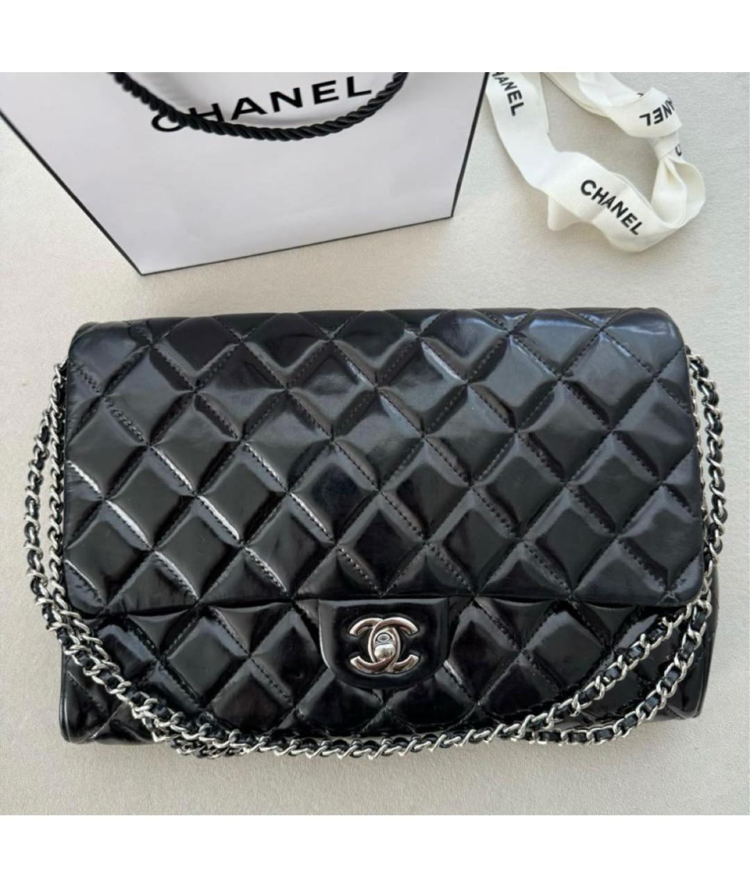 CHANEL Черная сумка через плечо из лакированной кожи, фото 2