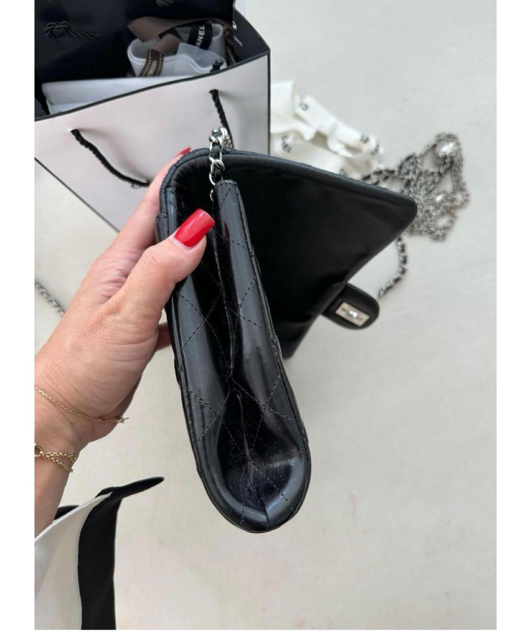 CHANEL Черная сумка через плечо из лакированной кожи, фото 6