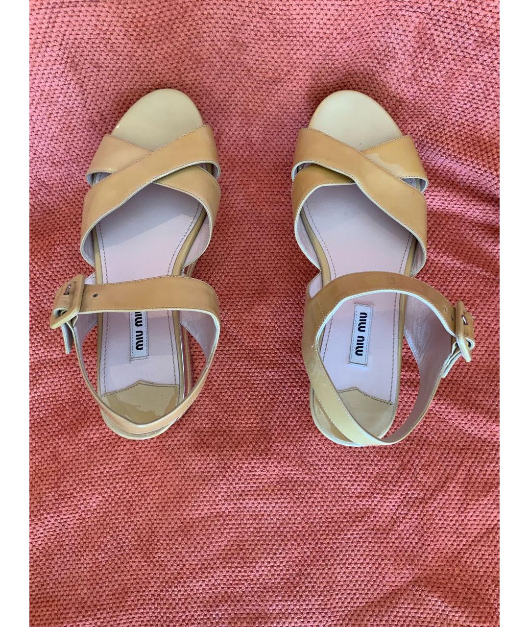 MIU MIU Бежевые босоножки из лакированной кожи, фото 2