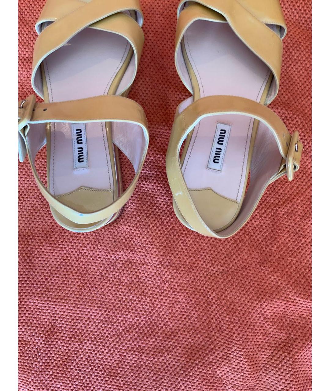 MIU MIU Бежевые босоножки из лакированной кожи, фото 6