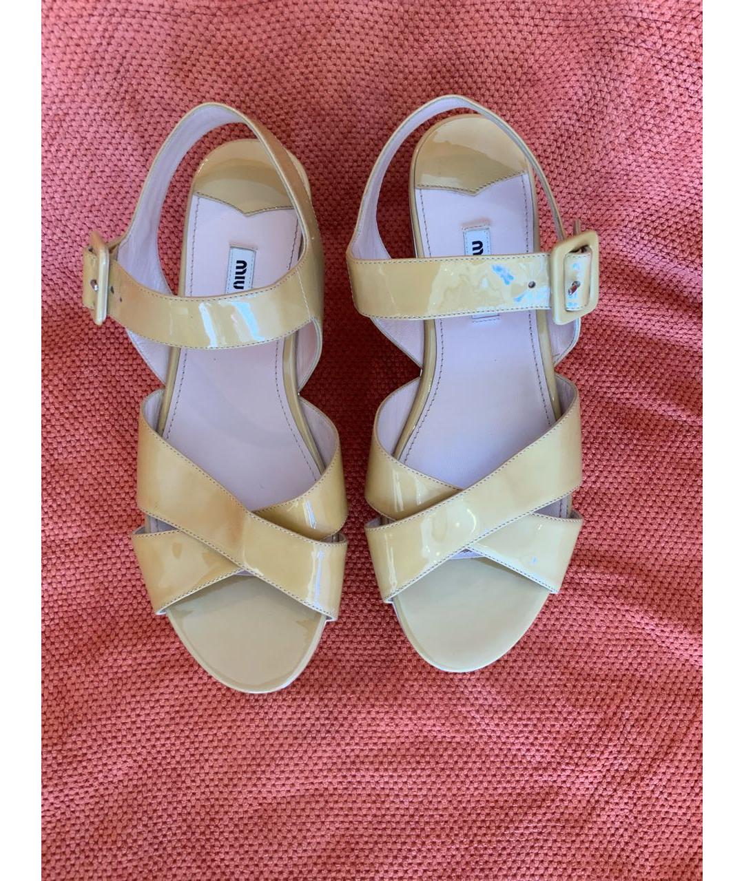 MIU MIU Бежевые босоножки из лакированной кожи, фото 3