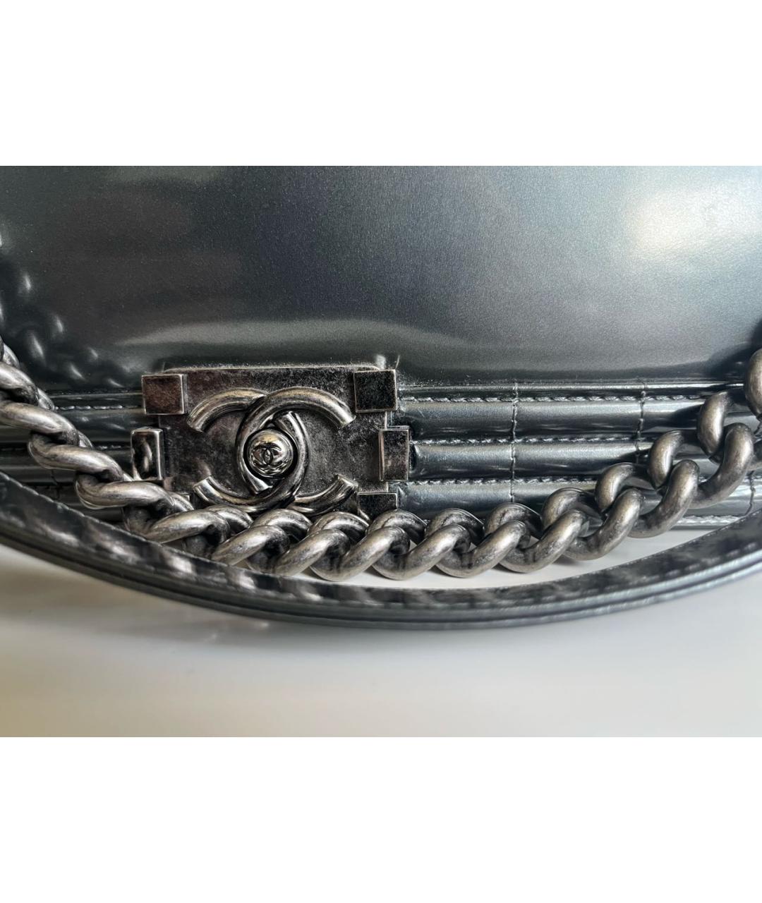 CHANEL Антрацитовая сумка через плечо из лакированной кожи, фото 4