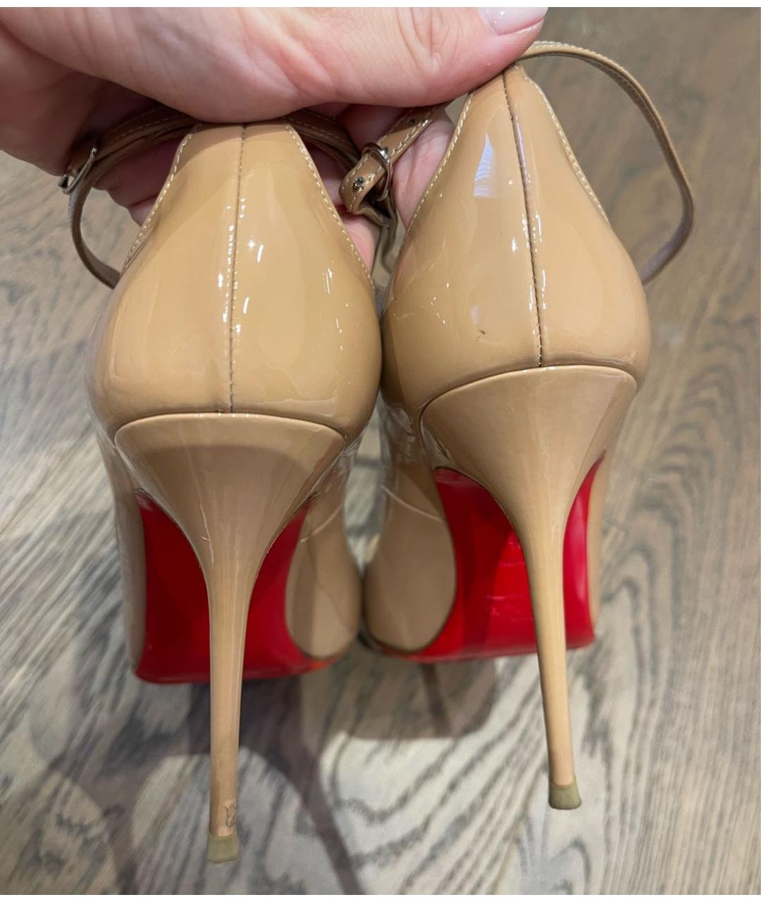 CHRISTIAN LOUBOUTIN Бежевые босоножки из лакированной кожи, фото 3