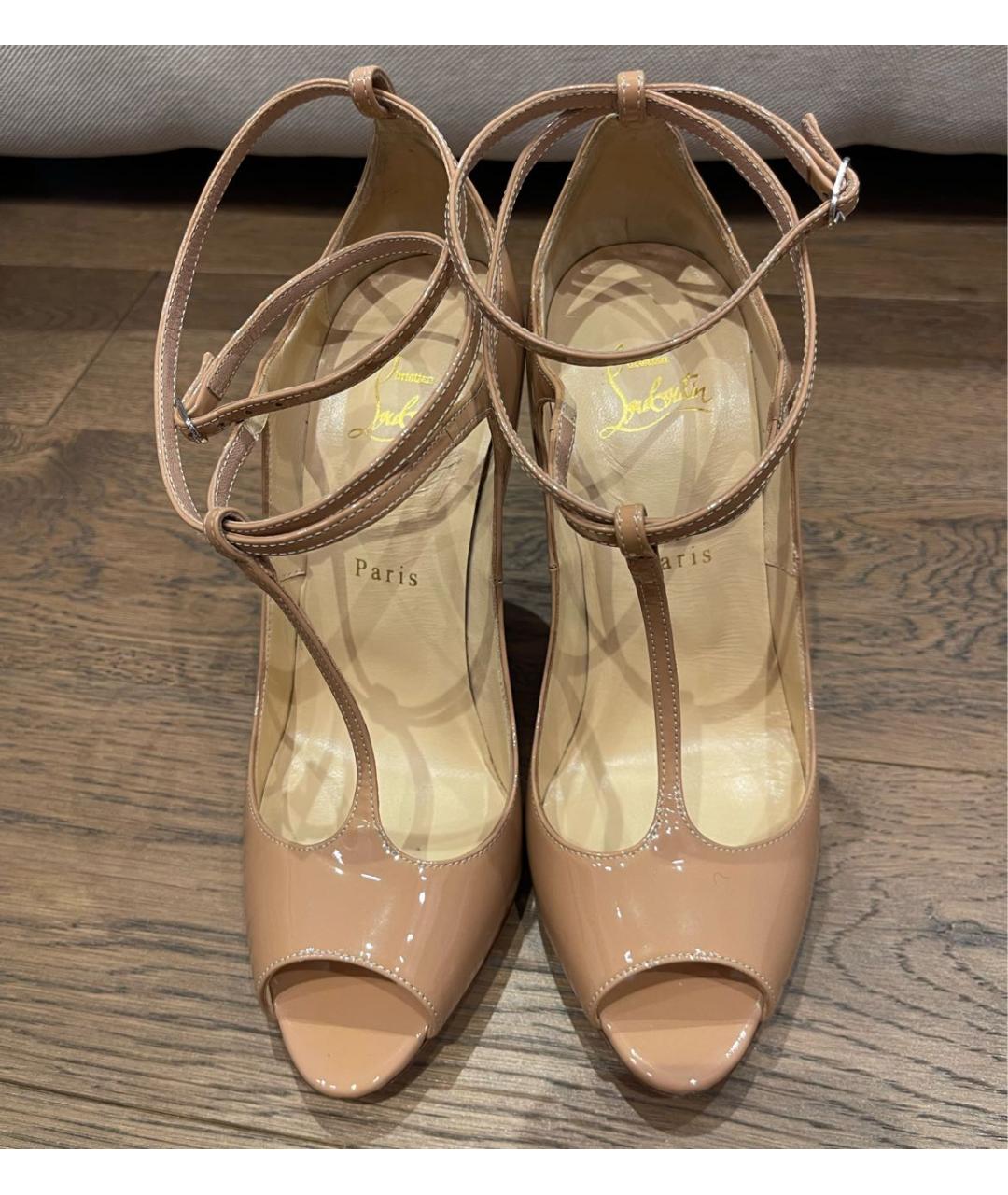 CHRISTIAN LOUBOUTIN Бежевые босоножки из лакированной кожи, фото 2
