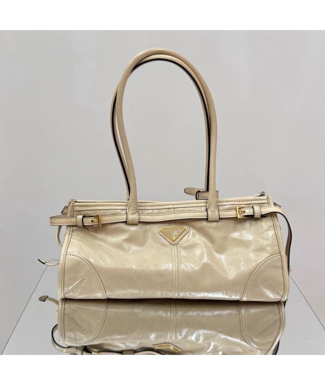 PRADA Бежевая сумка через плечо из лакированной кожи, фото 3