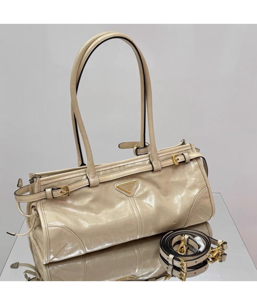 PRADA Бежевая сумка через плечо из лакированной кожи, фото 2