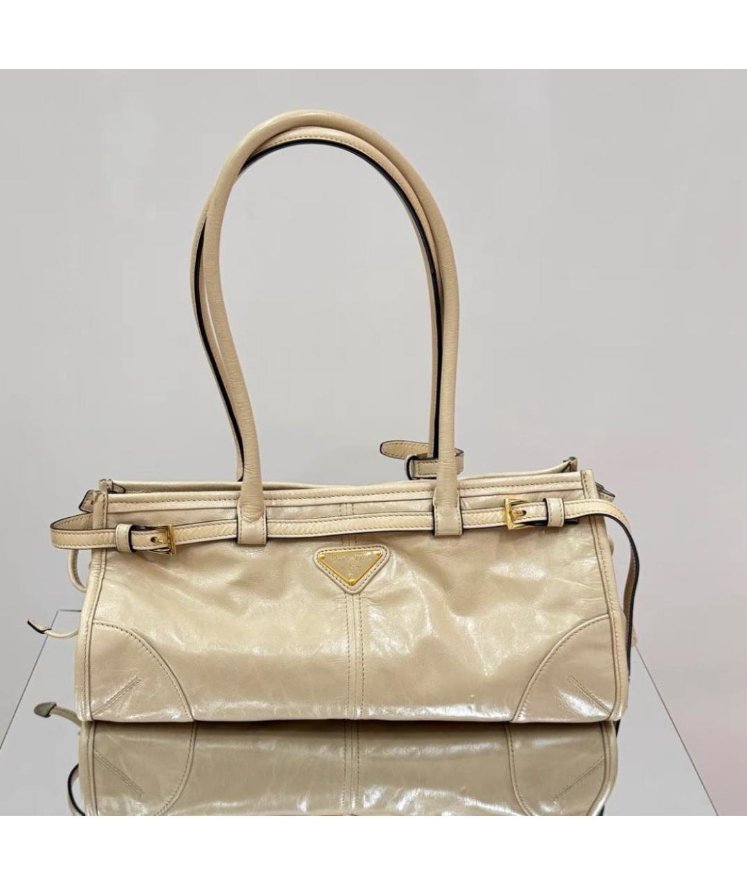 PRADA Бежевая сумка через плечо из лакированной кожи, фото 6