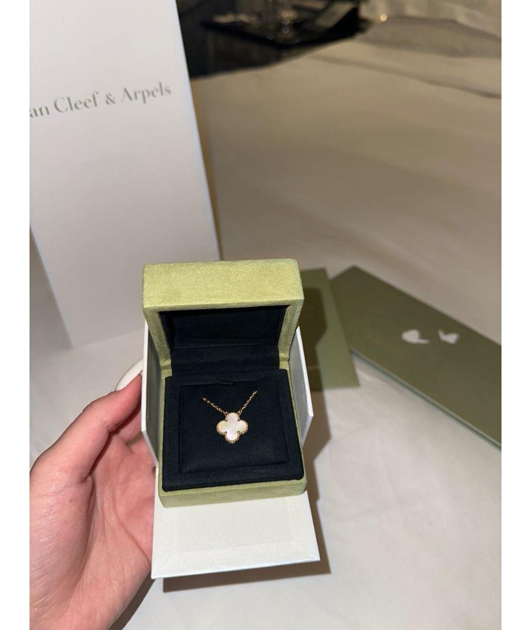 VAN CLEEF & ARPELS Белая подвеска из желтого золота, фото 3